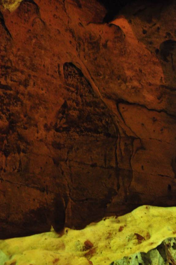 Uma mancha caverna de Lol-Tun lembra muito a figura de Nossa Senhora (no Yucatán, no sul do México)